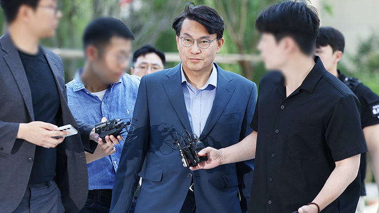 국민의힘 윤상현 의원이 27일 서울 종로구 광화문 kt웨스트 김건희 특검 사무실로 향하고 있다. /연합뉴스