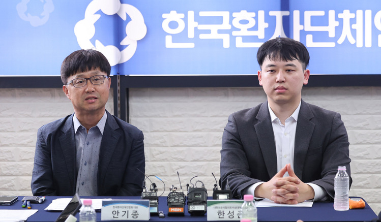 안기종 한국환자단체연합회 대표가 28일 영등포구 한국환자단체연합회 사무실을 방문한 한성존 대한전공의협의회 비상대책위원장을 비롯한 비대위원들과 대화하고 있다. /공동취재 