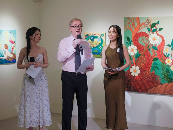지현정 작가, 이안 로버트슨 교수, 김현정 대표(왼쪽부터)