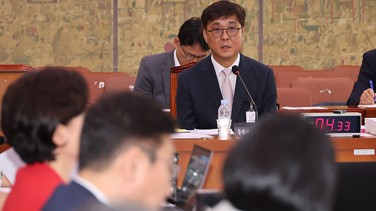 최휘영 문화체육관광부 장관 후보자가 29일 국회 문화체육관광위원회에서 열린 인사청문회에서 국민의힘 배현진 의원의 질의에 답하고 있다./연합뉴스