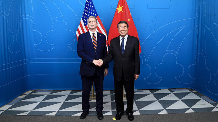 스콧 베선트 미국 재무장관과 허리펑 중국 국무원 부총리 /AFP=연합뉴스