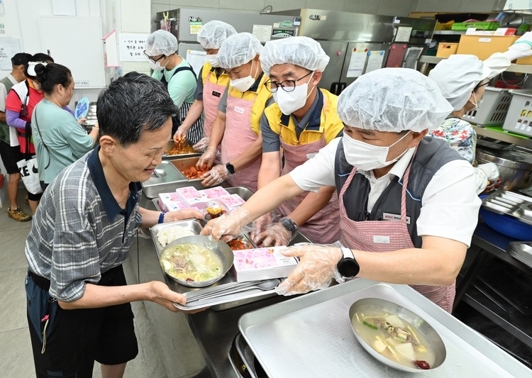HDC현대산업개발이 중복을 맞이하여 광주광역시 서구 관내 장애인 가구를 지원하기 위한 식료품과 혹서기 생필품을 기부했다. (사진 앞줄 오른쪽 첫 번째 정한효 광주 센테니얼 아이파크 소장) (제공 : HDC현대산업개발)
