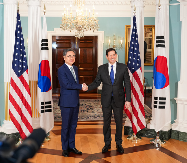 조현 외교부 장관이 31일(현지시간) 미국 워싱턴DC 국무부에서 마코 루비오 국무부 장관과 악수하고 있다. /외교부 제공