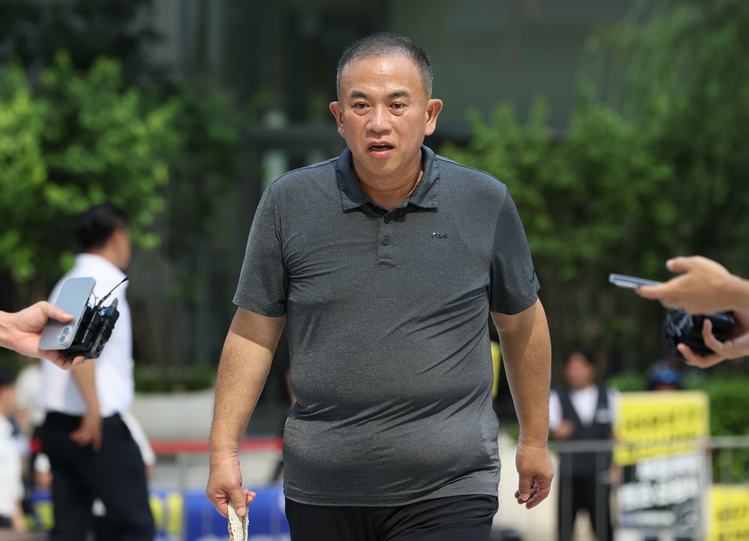 공천개입 의혹을 받는 정치 브로커 명태균씨가 1일 뇌물공여 혐의 피의자 신분으로 조사를 받기 위해 서울 종로구에 위치한 김건희 특검 사무실로 출석하고 있다. /연합뉴스