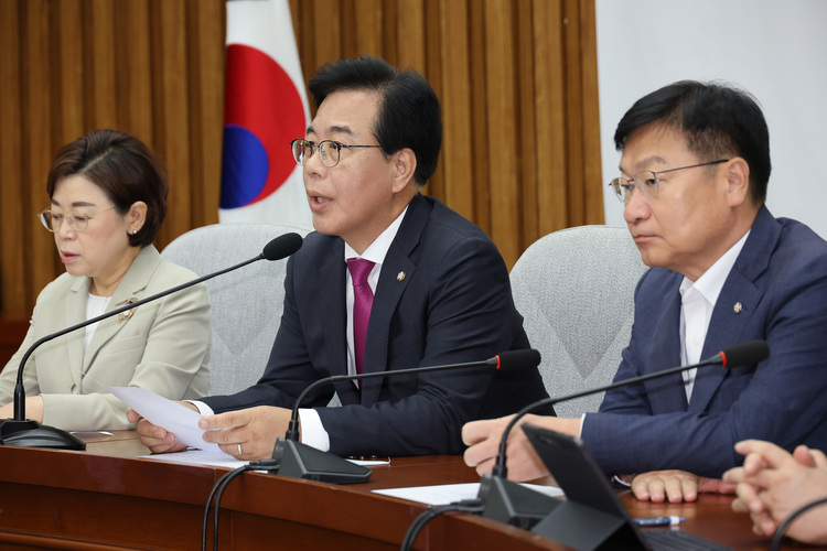 국민의힘 송언석 비상대책위원장 겸 원내대표가 1일 서울 여의도 국회에서 열린 원내대책회의에서 발언하고 있다. /연합뉴스