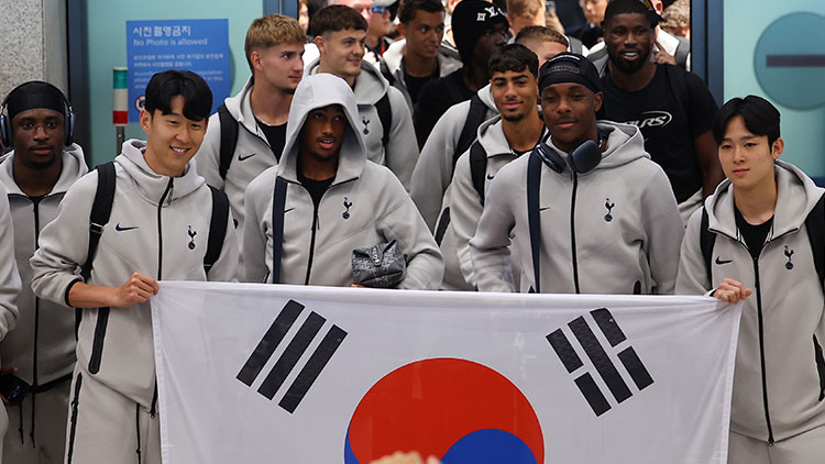 잉글랜드 프리미어리그 토트넘 홋스퍼 손흥민, 양민혁을 비롯한 선수들이 1일 인천국제공항 제1터미널을 통해 입국하고 있다.
    토트넘은 오는 3일 오후 8시 서울 월드컵경기장에서 뉴캐슬 유나이티드와 친선전을 치른다. /연합뉴스