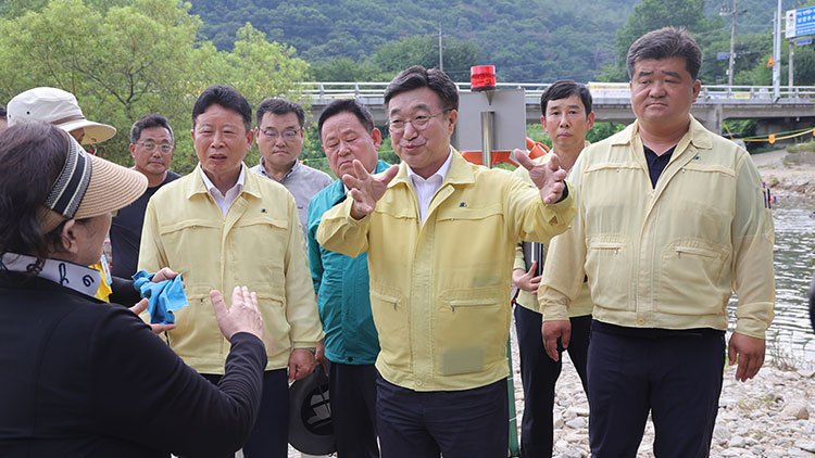윤호중 행정안전부 장관 등이 1일 경기 청평면 대성리의 관광객이 많이 찾는 황새바위를 찾아 안전시설 관리 실태를 점검했다. 사진은 주민과 대화하는 윤장관. /연합뉴스