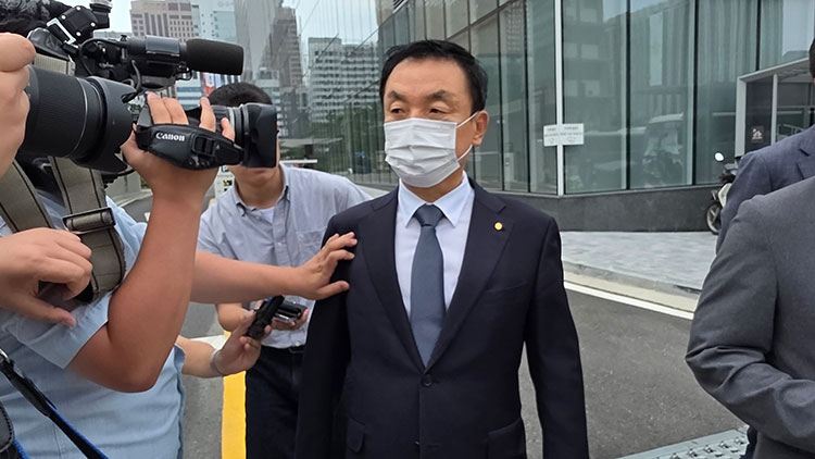 도이치모터스 주가조작 사건과 관련해 김건희특검에 소환된 권오수 전 도이치모터스 회장이 3일 서울 광화문 김건희특검 사무실을 나서고 있다. /연합뉴스 