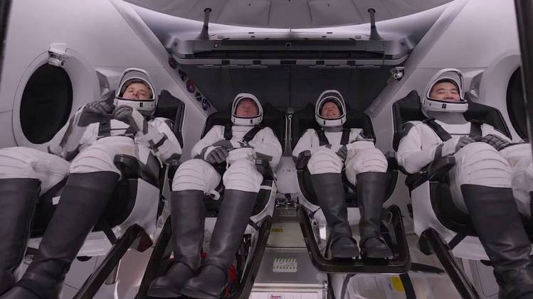 스페이스X 우주선, 15시간 날아 ISS 도킹 성공…4명 안착