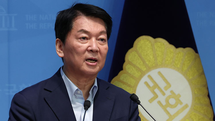 국민의힘 당권주자인 안철수 의원이 28일 서울 여의도 국회 소통관에서 인적쇄신 방안 등 당 혁신안을 발표하고 있다. /연합뉴스