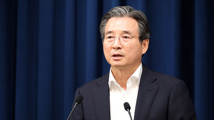 김용범 정책실장이 31일 용산 대통령실 기자회견장에서 한국형 차세대 전력망 관련 브리핑을 하고 있다. /연합뉴스 