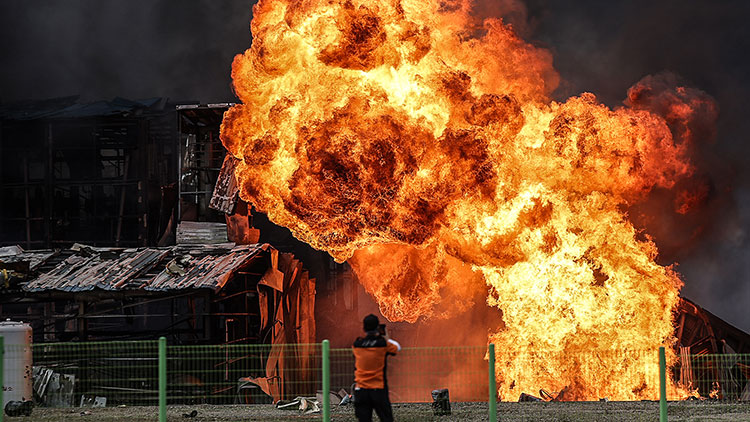 3일 경북 영천시 금호읍 구암리 채신공단 내 화장품 원료 제조공장에서 불이 난 가운데 소방 당국이 진화작업을 하고 있다. /연합뉴스