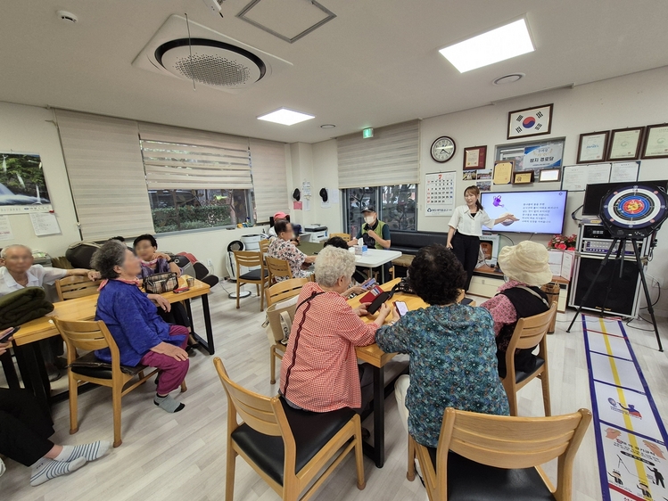 망원2동 쌈지경로당에서 어르신들이 스마트폰 교육을 받고 있다/마포구청 제공