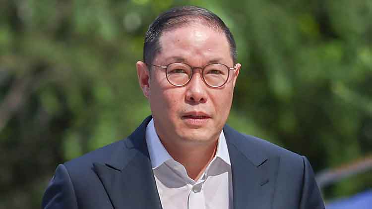 조현상 HS효성 부회장이 4일 조사를 받기 위해 민중기 특별검사팀이 있는 서울 종로구 KT광화문 빌딩 웨스트로 출석하고 있다. /연합뉴스