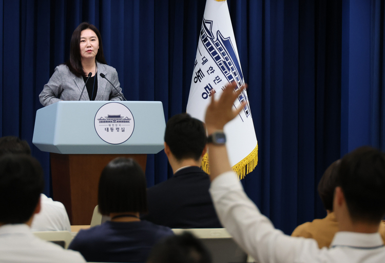 강유정 대변인이 4일 용산 대통령실 기자회견장에서 비서실장 주재 수석보좌관회의 브리핑 후 기자들의 질문을 받고 있다.  /연합뉴스 