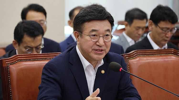 서울 여의도 국회에서 열린 행정안전위원회 전체회의에서 윤호중 행정안전부 장관이 의원질의에 답하고 있다. /연합뉴스