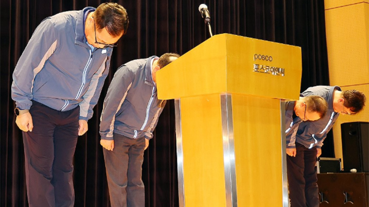 정희민 포스코이앤씨 사장이 지난달 29일 인천 송도 본사에서 연이은 현장 사망사고와 관련한 담화문 발표에 앞서 관계자들과 사과 인사하고 있다. /연합뉴스 