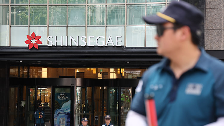 5일 서울 중구 명동 신세계백화점 본점에 폭발물을 설치했다는 협박 글이 인터넷 커뮤니티에 올라와 출동한 경찰이 주변을 통제하고 있다. /연합뉴스