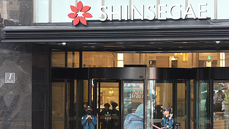 5일 서울 중구 명동 신세계백화점 본점에 폭발물을 설치했다는 협박 글이 인터넷 커뮤니티에 올라와 신고받고 출동한 경찰이 수색하고 있다. /연합뉴스