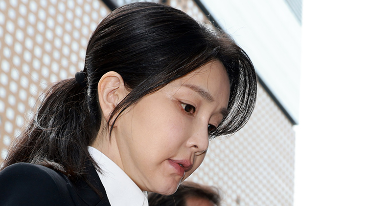 윤석열 전 대통령 부인 김건희 여사가 6일 서울 종로구 KT광화문빌딩 웨스트에 마련된 민중기 특별검사팀에 피의자 신분으로 첫 출석하고 있다. /연합뉴스 