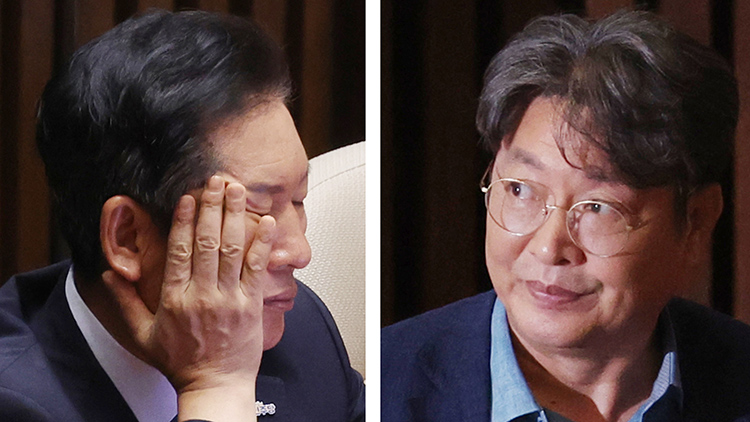 5일 국회 본회의 출석한 더불어민주당 정청래 대표(왼쪽)와 이춘석 의원. 정 대표는 이날 법제사법위원장인 이 의원의 차명 주식거래 의혹과 관련해 당 윤리감찰단에 긴급 진상조사를 지시했다. /연합뉴스 