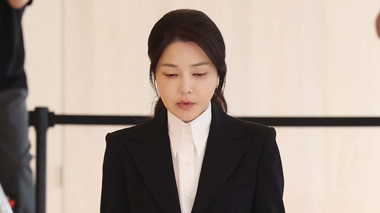 윤석열 전 대통령 배우자 김건희 여사가 6일 서울 종로구 KT광화문빌딩 웨스트에 마련된 민중기 특별검사팀 사무실에 피의자 신분으로 출석하고 있다. /연합뉴스