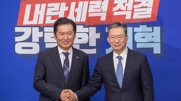 더불어민주당 정청래 대표(왼쪽)와 정성호 법무부 장관이 6일 국회에서 만나 서로 악수하고 있다. /연합뉴스