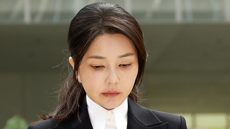 윤석열 전 대통령 배우자 김건희 여사가 6일 서울 종로구 KT광화문빌딩 웨스트에 마련된 민중기 특별검사팀 사무실에 피의자 신분으로 출석하고 있다. /연합뉴스