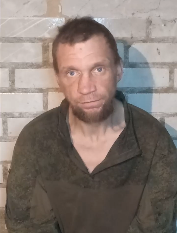 우크라이나 언론인이자 군인인 유리 부투소프가 6일 자신의 SNS에 러시아군 포로를 심문하는 영상을 공개했다. / 출처 '유리 부투소프' 텔레그램