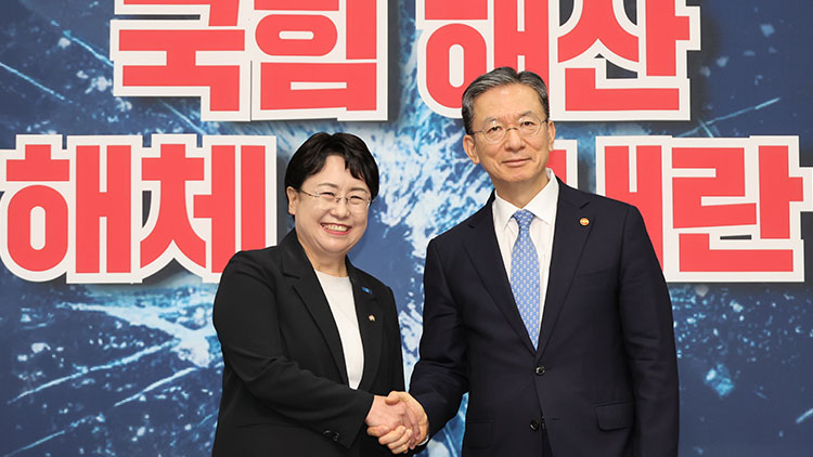 정성호 법무부 장관(오른쪽)이 6일 서울 여의도 국회에서 조국혁신당을 예방해 김선민 대표 권한대행과 악수하고 있다.  /연합뉴스