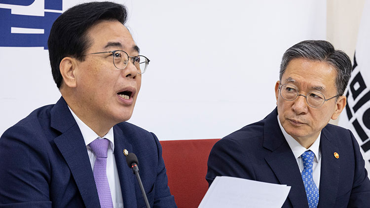 국민의힘 송언석 비상대책위원장 겸 원내대표가 6일 국회에서 취임 인사차 예방한 정성호 법무부 장관에게 인사말을 하고 있다. /연합뉴스