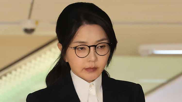 윤석열 전 대통령 부인 김건희 여사가 6일 서울 종로구 KT광화문빌딩 웨스트에 마련된 민중기 특별검사팀에서 피의자 신분으로 조사를 받고 귀가하고 있다. /연합뉴스