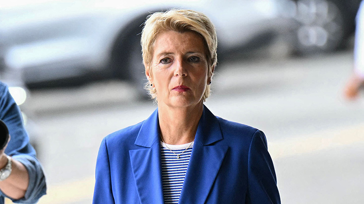 카린 켈러 수터 스위스 연방 대통령이 2025년 8월 6일 워싱턴 DC에서 마르코 루비오 미 국무장관과 만날 예정인 국무부에 도착하고 있다. /AFP=연합뉴스