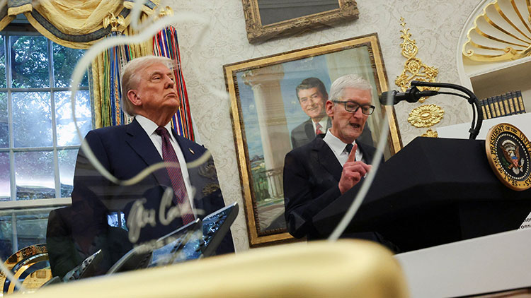  팀 쿡 애플 CEO가 2025년 8월 6일 미국 워싱턴 D.C. 백악관 오벌 오피스에서 도널드 트럼프 미국 대통령과 함께 미국 제조업에 1,000억 달러를 투자한다는 애플의 발표를 발표하고 있다. /REUTERS=연합뉴스