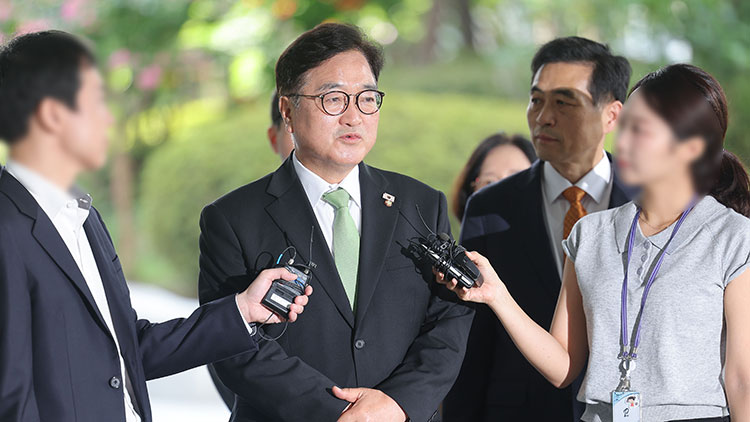 우원식 국회의장이 7일 서울 서초구 서울고등검찰청에 마련된 내란 특검 사무실에 참고인 조사를 받기 위해 출석하며 취재진 질문에 답변하고 있다. /연합뉴스