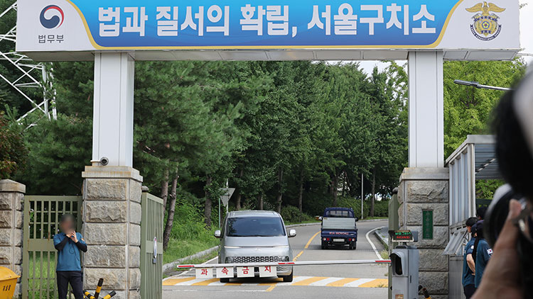 김건희 여사 관련 의혹을 수사하는 민중기 특별검사팀이 7일 윤석열 전 대통령의 체포에 실패한 뒤 경기도 의왕시 서울구치소를 나서고 있다. /연합뉴스 