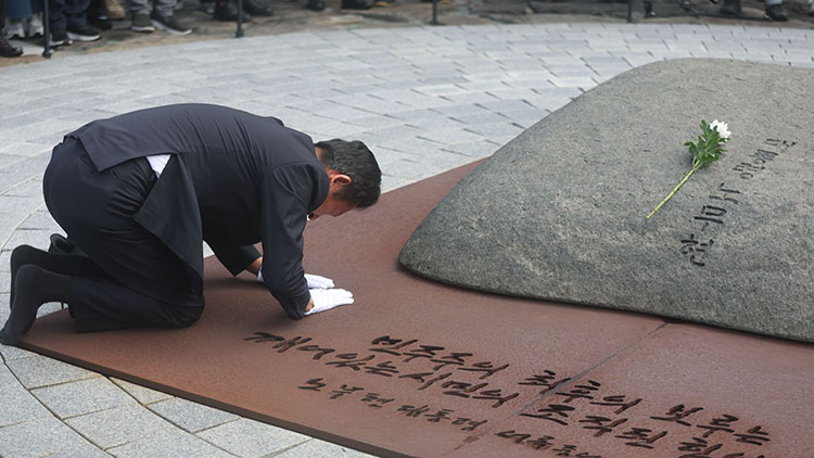 더불어민주당 정청래 대표가 7일 오전 경남 김해시 진영읍 봉하마을을 방문해 노무현 전 대통령 묘역을 참배하고 있다. /연합뉴스 