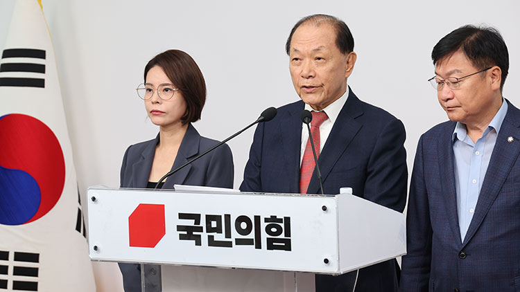 국민의힘 황우여 선거관리위원장이 7일 서울 여의도 중앙당사에서 제8차 당 대표 및 최고위원 선출 선거관리위원회 회의를 마치고 본경선 진출자를 발표하고 있다. /연합뉴스 