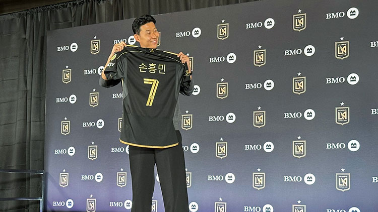 손흥민이 6일(현지시간) 미국 로스앤젤레스(LA) BMO 스타디움에서 열린 LAFC 기자회견에서 유니폼을 보여주고 있다. /연합뉴스