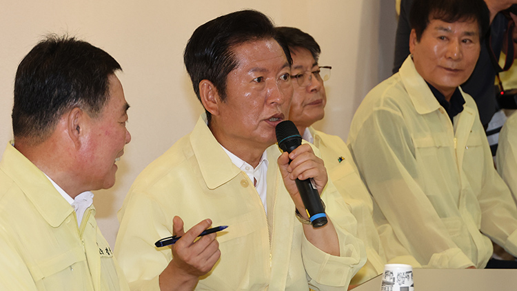 더불어민주당 정청래 대표가 지난 8일 전남 무안군 승달문화예술회관에 마련된 수해 임시 대피소를 찾아 피해 주민들과 간담회를 하고 있다. /연합뉴스 