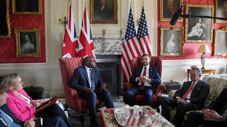 JD 밴스 부통령과 데이비드 래미 영국 외무장관이 2025년 8월 8일 금요일 영국 켄트 쉐브닝 하우스에서 회의를 하고 있다. /AP=연합뉴스