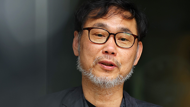 서민민생대책위원회 김순환 사무총장이 9일 이춘석 의원의 주식 차명거래 의혹 관련 고발인 조사를 위해 서울 마포구 서울경찰청 광역수사단 금융범죄수사대에 출석하며 기자회견을 하고 있다. /연합뉴스 