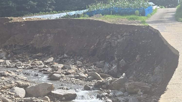 지난 7월, 중부지방에 내린 폭우로 경기지역 일대 밭이 완전히 무너져 내렸다. (출처: TV조선 화면캡처)