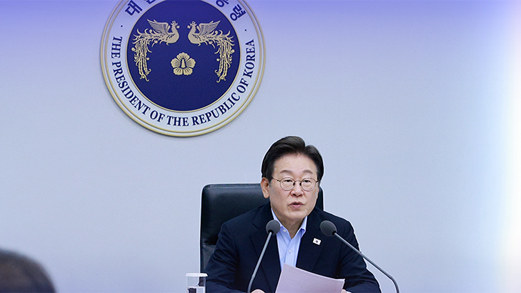 여름휴가 마친 李대통령, 사면·정상회담 등 과제 산적