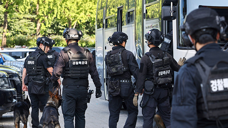 10일 서울 올림픽공원 KSPO돔(올림픽체조경기장)에서 폭발물 설치 신고가 접수된 가운데 수색을 마친 특공대가 이동하고 있다./연합뉴스