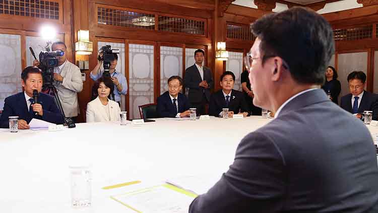 김민석 국무총리가 10일 서울 종로구 삼청동 총리공관에서 열린 고위당정협의회에서 더불어민주당 정청래 대표의 발언을 듣고 있다. /연합뉴스
