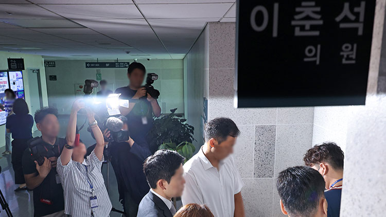 주식 차명거래 의혹을 받는 전 국회법사위원장 이춘석 의원 사무실을 압수수색하기 위해 11일 경찰 관계자가 국회의원회관 내 의원실로 들어가고 있다. /연합뉴스