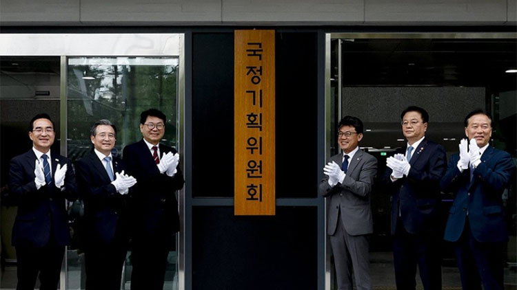이한주 국정기획위원회 위원장과 김용범 대통령실 정책실장, 더불어민주당 진성준 정책위의장 등 참석자들이 지난 6월 16일 서울 종로구 정부서울청사 창성동 별관에서 열린 국정기획위 현판식에서 손뼉을 치고 있다. /연합뉴스