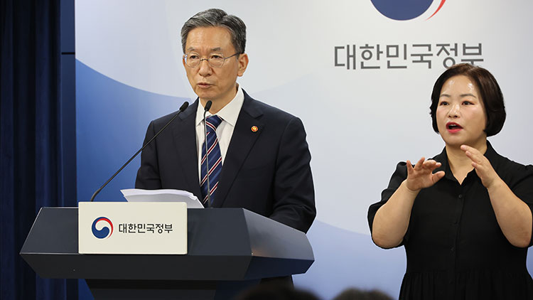 정성호 법무부 장관이 11일 정부서울청사에서 2025년 광복절 특별사면 브리핑을 하고 있다. 2025.8.11
    이번 특별사면 명단에는 조국혁신당 조국 전 대표 부부, 최강욱·윤미향·홍문종·정찬민 전 의원, 조희연 전 서울시 교육감 등이 포함됐다. /연합뉴스 