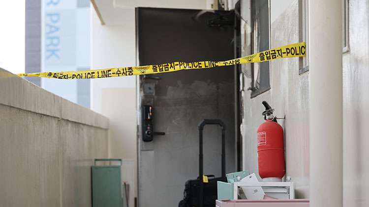 10일 대구 동구 아파트에서 방화로 의심되는 불이 난 뒤 일가족 3명이 숨진 채 발견됐다. 사진은 그을린 현관문과 폴리스라인이 설치된 화재 현장. /연합뉴스 